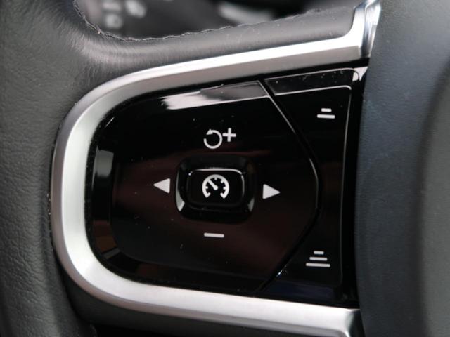 【パイロット・アシスト】渋滞時や一定速度での巡回走行時に起動すればアクセル・ブレーキ・ステアリングを自動で制御し、道路状況に応じてドライバーをアシスト。長距離運転時の負担も軽減されます。