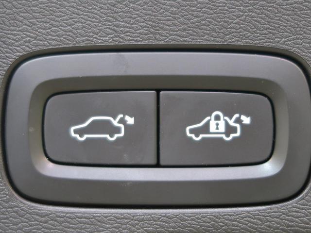 【ハンズフリーパワーバックドア】リアバンパー下部に足先を出し入れするだけでバックドアが自動で開閉。両手が荷物でふさがっている時でもラクラク開閉操作が行えます！