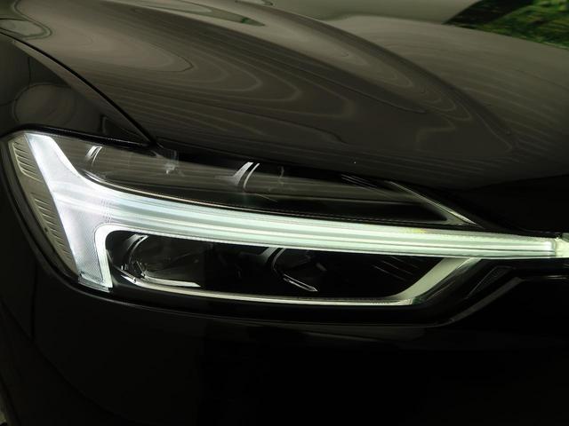 【ＬＥＤヘッドライト】ハイビームを先行車や対向車にあてず、その両サイドではハイビーム照射を維持。見える範囲が段違いに広くなりました。北欧神話に登場するトールハンマーをモチーフにデザイン。