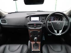 Ｖ４０Ｔ３クラシックエディション入庫です！こちらのお車特別仕様車となっており、ガラスルーフやｈａｒｍａｎ／ｋａｒｄｏｎ高音質サウンドなど快適装備盛りだくさん♪お買い物やご旅行にもピッタリの１台です！ 2