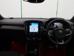 ＸＣ４０Ｔ４Ｒデザイン入荷しました！Ｒデザイン専用のフロントグリルやアルミホイール、ツートンのボディが特徴的な一台です！ボルボが誇る先進安全機能も充実しております！ぜひ一度ご覧にお越しください！ 2