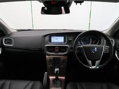 人気のコンパクトクロスオーバー、Ｖ４０クロスカントリーが入庫致しました！！本革シートやシートヒーターを装備！運転支援機能も充実！！ＡＷＤ搭載で悪路走行も得意なこの１台でボルボライフを始めませんか♪ 2