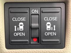 【問合せ：０７７６-５３-４９０７】【両側パワースライドドア】スマートキーや運転席のスイッチで後席両側スライドドアの開閉が可能♪電動だから力を入れてドアを開ける必要がありません。 5