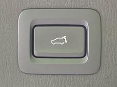 【問合せ：０７７６-５３-４９０７】【パワーバックドア】スマートキーや運転席のボタンを押すだけでリアゲートが自動で開閉します！荷物を持っている時や、高い位置にあるバックドアを閉める際に便利です。 6