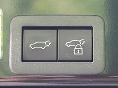 【問合せ：０７７６-５３-４９０７】【パワーバックドア】スマートキーや運転席のボタンを押すだけでリアゲートが自動で開閉します！荷物を持っている時や、高い位置にあるバックドアを閉める際に便利です。 7