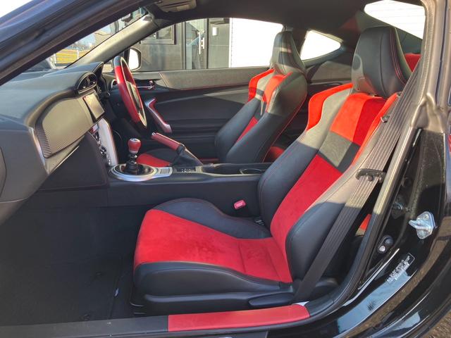 ８６ ＧＴリミテッド　６速マニュアル　ワンオーナー　フルセグ　Ｂｌｕｅｔｏｏｔｈ　スマートキー　アルミホイール　ＨＩＤヘッドライト　シートヒーター　運転席・助手席・サイドエアバック　ＡＢＳ　横滑り防止装置（6枚目）