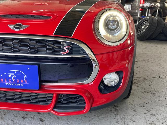 ＭＩＮＩ クーパーＳ　アルミホイール　盗難防止システム　ＨＩＤ　ＵＳＢ入力端子　キーレスエントリー　運転助手席サイドエアバック　ＨＩＤ　ドラレコ　エアコン　パワステ　パワーウインドウ（4枚目）