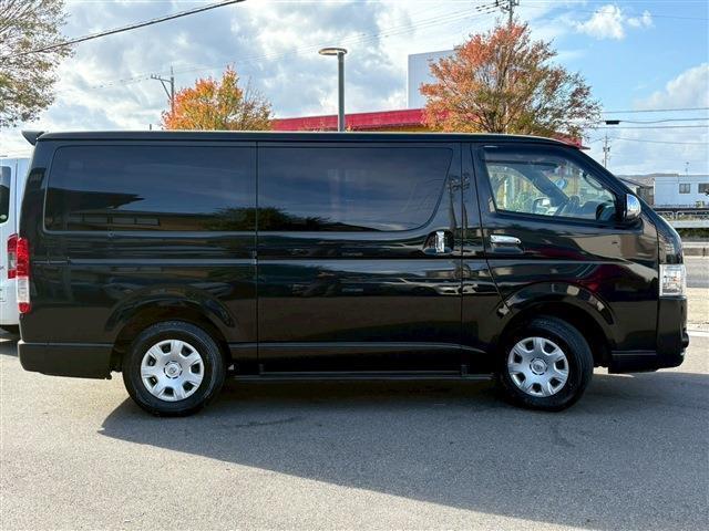 レジアスエースバン スーパーＧＬ　ダークプライムＩＩ　ロングボディ　ディーゼルターボ　４ＷＤ　ターボ　セーフティセンス　両側パワースライドドア　バックカメラ内蔵ミラー　ＬＥＤヘッドライト　コーナーセンサー　ナビ・フルセグ　ＥＴＣ車載器（3枚目）