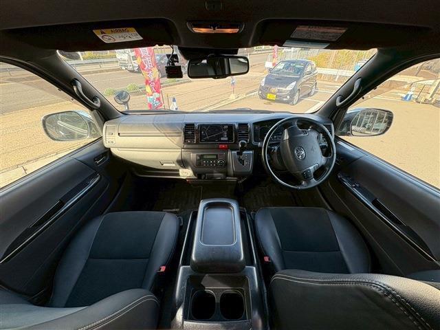 レジアスエースバン スーパーＧＬ　ダークプライムＩＩ　ロングボディ　ディーゼルターボ　４ＷＤ　ターボ　セーフティセンス　両側パワースライドドア　バックカメラ内蔵ミラー　ＬＥＤヘッドライト　コーナーセンサー　ナビ・フルセグ　ＥＴＣ車載器（7枚目）