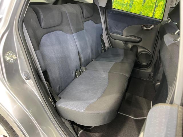 フィット Ｌ　ハイウェイエディション　純正ＳＤナビ　バックカメラ　禁煙車　ドラレコ　ＨＩＤヘッド　ビルトインＥＴＣ　オートエアコン　ＣＤ　ＤＶＤ再生　地デジ　キーレス　ドアバイザー　電動格納ミラー　プライバシーＧ　１４インチアルミホイール（9枚目）