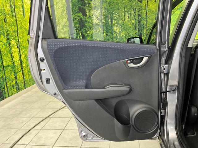 フィット Ｌ　ハイウェイエディション　純正ＳＤナビ　バックカメラ　禁煙車　ドラレコ　ＨＩＤヘッド　ビルトインＥＴＣ　オートエアコン　ＣＤ　ＤＶＤ再生　地デジ　キーレス　ドアバイザー　電動格納ミラー　プライバシーＧ　１４インチアルミホイール（27枚目）