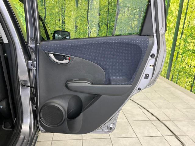 フィット Ｌ　ハイウェイエディション　純正ＳＤナビ　バックカメラ　禁煙車　ドラレコ　ＨＩＤヘッド　ビルトインＥＴＣ　オートエアコン　ＣＤ　ＤＶＤ再生　地デジ　キーレス　ドアバイザー　電動格納ミラー　プライバシーＧ　１４インチアルミホイール（29枚目）