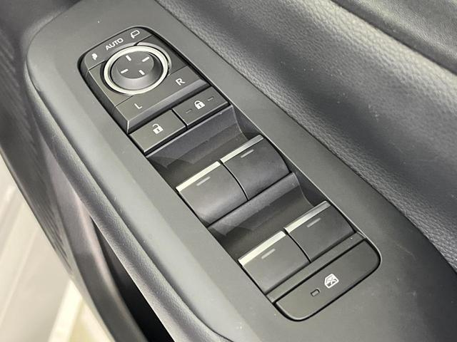 プリウス Ｚ　４ＷＤ　１２．３型ナビ機能付きディスプレイオーディオ　禁煙車　全周囲カメラ　衝突被害軽減システム　レーダークルーズ　電動リアゲート　パワーシート　コーナーセンサー　ＬＥＤヘッド　ＥＴＣ２．０（29枚目）