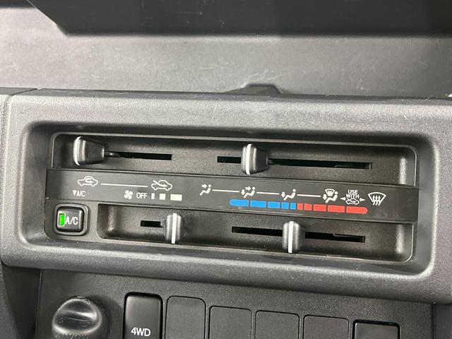 寒い冬も暑い夏も全席に快適な空調を届けてくれる、ダイヤル式エアコンを装備♪