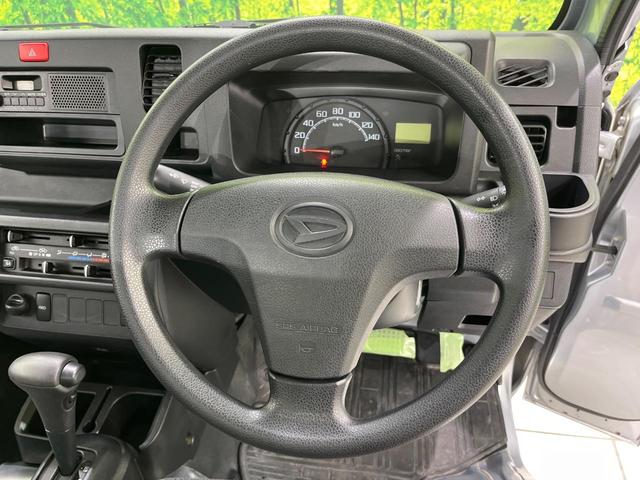 インテリアに合わせたデザインのステアリングは、運転される方のことも考え、運転しやすい形状、大きさです。是非一度、実際に触ってお確かめください。