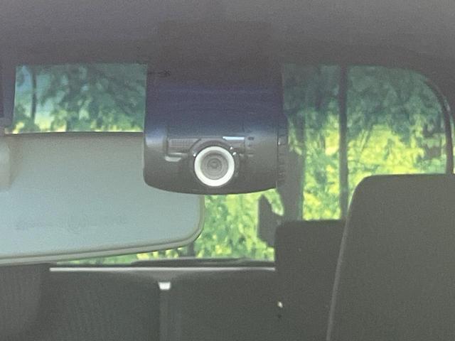 【ドライブレコーダー】安心・安全なカーライフに必須のドライブレコーダーを装備！走行中はもちろん、あおり運転や事故に遭遇した際の状況も映像で記録し、万一のリスクに備えます。