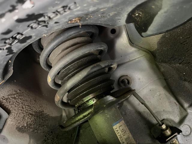 お車を安心してお乗りいただく為には、足回りの定期点検が欠かせません。サービスサポート（有償保証）では無料点検もご提供しており、安心のカーライフをお過ごしいただけるサポート体制が整っています。