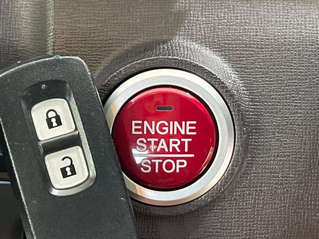 【Ｈｏｎｄａスマートキー】カバンやポケットに入れたままでもドアの施錠・解錠が可能なスマートキーを装備。エンジンのオン・オフ時もカギを取り出す必要が無いからとっても便利です♪