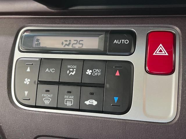 【オートエアコン】一度お好みの温度に設定すれば、車内の温度を検知し風量や温度を自動で調整。暑い…寒い…と何度もスイッチ操作をする必要はありません。快適な車内空間には必須の機能ですね♪