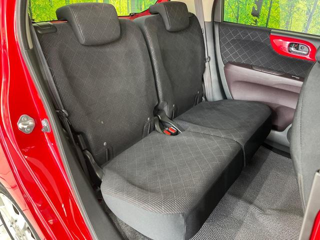 後部座席も気になるようなキズ・汚れやへたり等、大きなダメージはなく、良好な状態です。