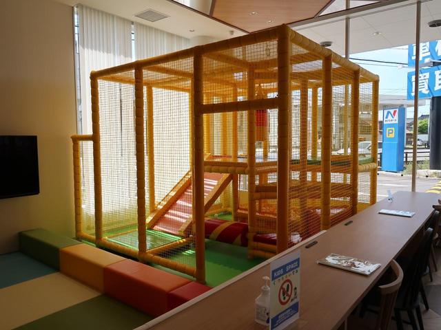 大きなキッズスペースも完備！小さなお子様連れでも、ゆっくりとお車探しをお楽しみいただけます。