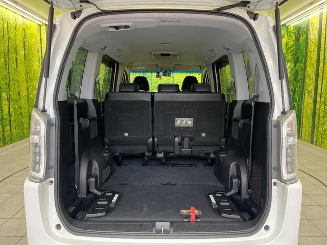 ステップワゴンスパーダ Ｚ　クールスピリット　４ＷＤ　両側パワースライドドア　純正１１インチフリップダウンモニター　純正９インチナビ　Ｂｌｕｅｔｏｏｔｈ再生　前後ドライブレコーダー　バックカメラ　フルセグＴＶ　８人乗り　禁煙車　クルコン（11枚目）