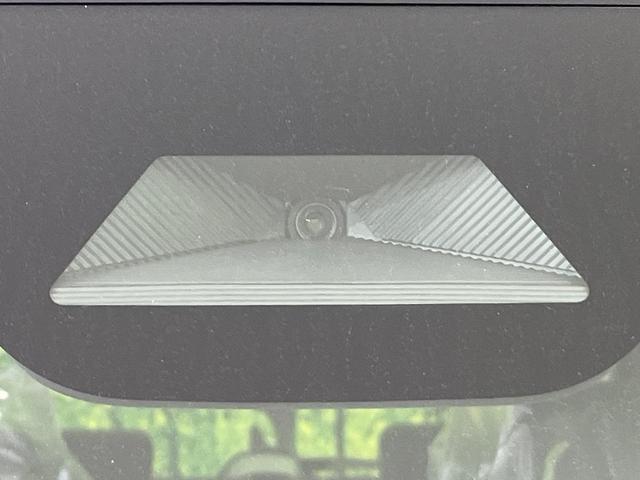 【ホンダセンシング】走行中に前方の車両等を認識し、衝突しそうな時は警報とブレーキで衝突回避と被害軽減をアシスト。より安全にドライブをお楽しみいただけます。