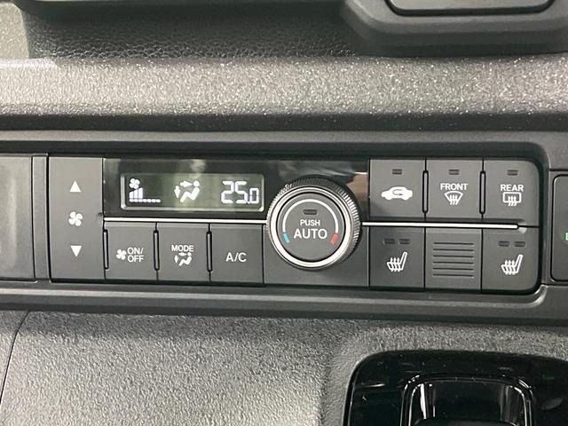 【オートエアコン】一度お好みの温度に設定すれば、車内の温度を検知し風量や温度を自動で調整。暑い…寒い…と何度もスイッチ操作をする必要はありません。快適な車内空間には必須の機能ですね♪