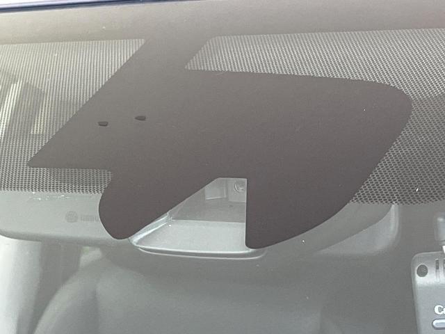 【エマージェンシーブレーキ】走行中に前方の車両等を認識し、衝突しそうな時は警報とブレーキで衝突回避と被害軽減をアシスト。より安全にドライブをお楽しみいただけます。