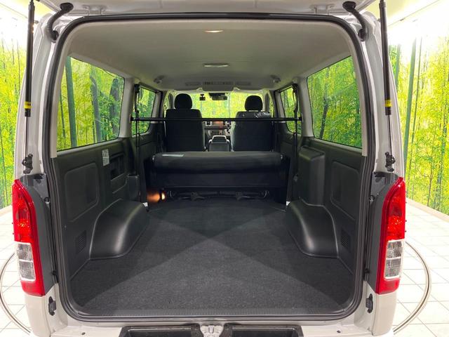 普段のお買い物や通勤、送迎等に十分な荷室スペースを確保しております。セカンドシートを倒すと、大きな荷物の積載も可能です♪