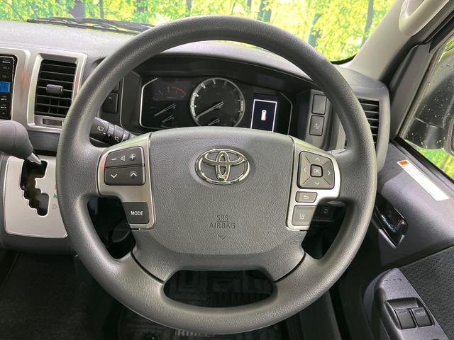 インテリアに合わせたデザインのステアリングは、運転される方のことも考え、運転しやすい形状、大きさです。是非一度、実際に触ってお確かめください。