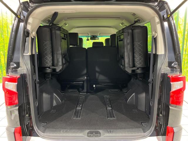 後席を格納すると、これだけの広さが！シーンに合わせたシートアレンジで、大きな荷物も積むことが出来ます♪