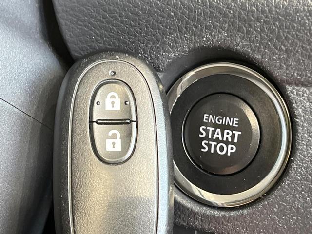 【キーレススタートシステム】カバンやポケットに入れたままでもドアの施錠・解錠が可能なスマートキーを装備。エンジンのオン・オフ時もカギを取り出す必要が無いからとっても便利です♪
