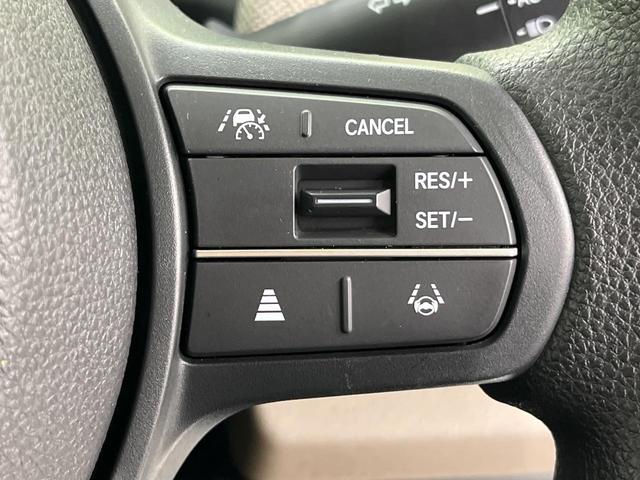 フリード エアー　両側電動ドア　純正ディスプレイオーディオ　バックカメラ　衝突被害軽減システム　レーダークルーズ　禁煙車　コーナーセンサー　スマートキー　ＬＥＤヘッド　オートハイビーム　車線逸脱警報　オートライト（7枚目）