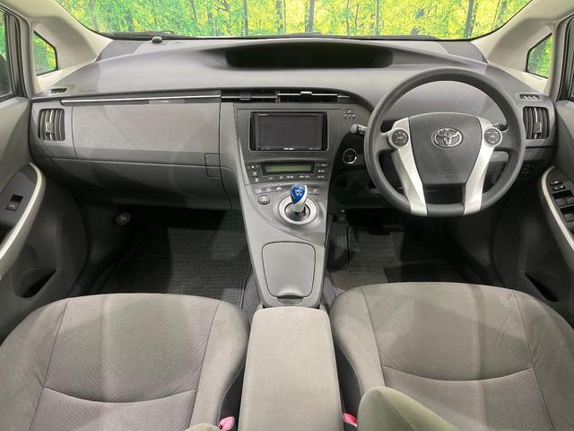 プリウス Ｓ　ＳＤナビ　Ｂｌｕｅｔｏｏｔｈ再生　フルセグＴＶ　ＥＴＣ　バックカメラ　フロントフォグ　ＨＩＤヘッドライト　スマートキー　禁煙車　ドアバイザー　電動格納ミラー　オートエアコン　プライバシーガラス（2枚目）