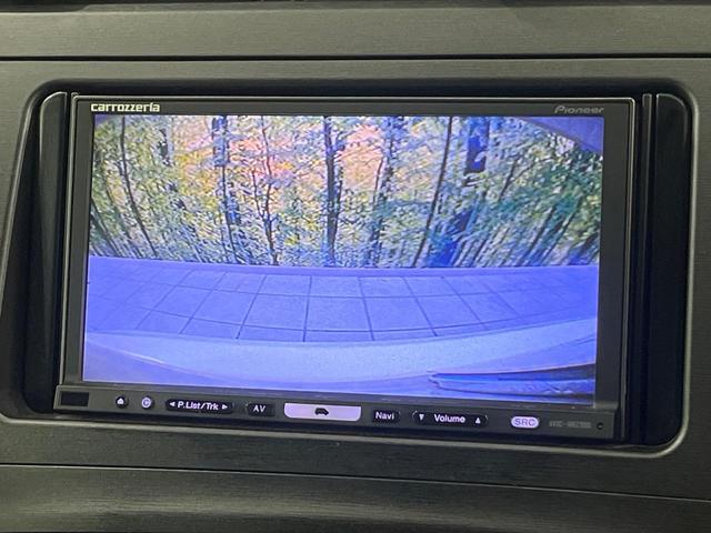 プリウス Ｓ　ＳＤナビ　Ｂｌｕｅｔｏｏｔｈ再生　フルセグＴＶ　ＥＴＣ　バックカメラ　フロントフォグ　ＨＩＤヘッドライト　スマートキー　禁煙車　ドアバイザー　電動格納ミラー　オートエアコン　プライバシーガラス（4枚目）