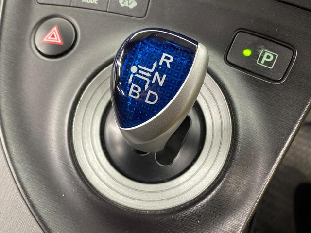プリウス Ｓ　ＳＤナビ　Ｂｌｕｅｔｏｏｔｈ再生　フルセグＴＶ　ＥＴＣ　バックカメラ　フロントフォグ　ＨＩＤヘッドライト　スマートキー　禁煙車　ドアバイザー　電動格納ミラー　オートエアコン　プライバシーガラス（25枚目）