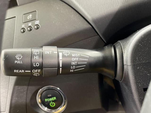プリウス Ｓ　ＳＤナビ　Ｂｌｕｅｔｏｏｔｈ再生　フルセグＴＶ　ＥＴＣ　バックカメラ　フロントフォグ　ＨＩＤヘッドライト　スマートキー　禁煙車　ドアバイザー　電動格納ミラー　オートエアコン　プライバシーガラス（31枚目）