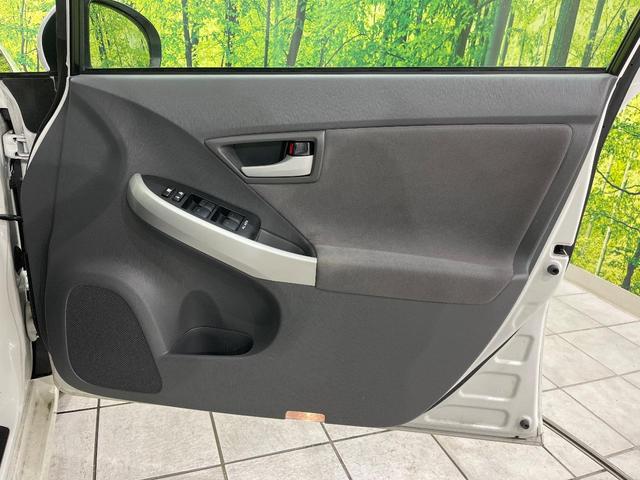 プリウス Ｓ　ＳＤナビ　Ｂｌｕｅｔｏｏｔｈ再生　フルセグＴＶ　ＥＴＣ　バックカメラ　フロントフォグ　ＨＩＤヘッドライト　スマートキー　禁煙車　ドアバイザー　電動格納ミラー　オートエアコン　プライバシーガラス（44枚目）