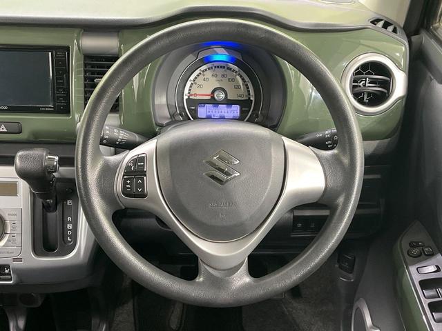 �C���e���A�ɍ��킹���f�U�C���̃X�e�A�����O�́A�^�]�������̂��Ƃ��l���A�^�]���₷���`��A�傫���ł��B�����x�A���ۂɐG���Ă��m���߂��������B