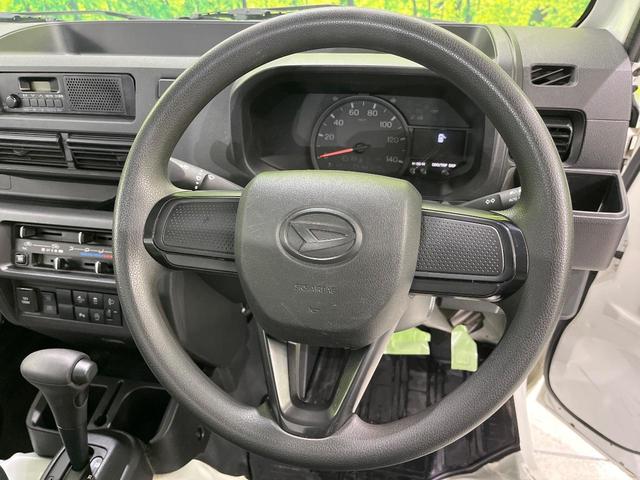 �C���e���A�ɍ��킹���f�U�C���̃X�e�A�����O�́A�^�]�������̂��Ƃ��l���A�^�]���₷���`��A�傫���ł��B�����x�A���ۂɐG���Ă��m���߂��������B