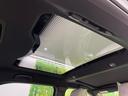 【サンルーフ】開放感たっぷりの希少装備、サンルーフが装着されています！車内に明かりを取り入れたり景色を楽しむ以外にも、車内の空気も簡単に換気できて快適です！
