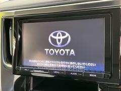 【純正９型ナビ】人気の純正ナビを装備しております。ナビの使いやすさはもちろん、オーディオ機能も充実！キャンプや旅行はもちろん、通勤や買い物など普段のドライブも楽しくなるはず♪ 4