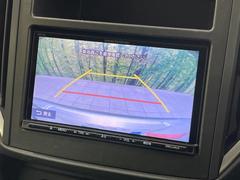 【バックカメラ】駐車時に後方がリアルタイム映像で確認できます。大型商業施設や立体駐車場での駐車時や、夜間のバック時に大活躍！運転スキルに関わらず、今や必須となった装備のひとつです！ 4