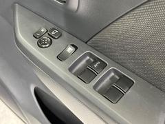 【電動格納ミラー】サイドミラーは電動格納式となっており、狭い駐車場でもキズがつくリスクを抑えられます。 7