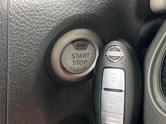 【インテリジェントキー】カバンやポケットに入れたままでもドアの施錠・解錠が可能なスマートキーを装備。エンジンのオン・オフ時もカギを取り出す必要が無いからとっても便利です♪ 6