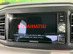 【純正ナビ】人気の純正ナビを装備しております。ナビの使いやすさはもちろん、オーディオ機能も充実！キャンプや旅行はもちろん、通勤や買い物など普段のドライブも楽しくなるはず♪ 4