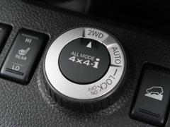 【オールモード４×４】２ＷＤ／４ＷＤモードを手軽に切り替え可能。燃費重視の２ＷＤ、スタック時に役立つＬＯＣＫ、ＡＵＴＯモードでは４ＷＤの配分を自動で調整し、路面状況を問わず安定した走りをサポート。 3