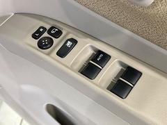 【電動格納ミラー】サイドミラーは電動格納式となっており、狭い駐車場でもキズがつくリスクを抑えられます。 7