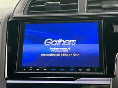 【純正８型ナビ】人気の純正ナビを装備。オーディオ機能も充実しており、Ｂｌｕｅｔｏｏｔｈ接続すればお持ちのスマホやＭＰ３プレイヤーの音楽を再生可能！毎日の運転がさらに楽しくなります！！ 3